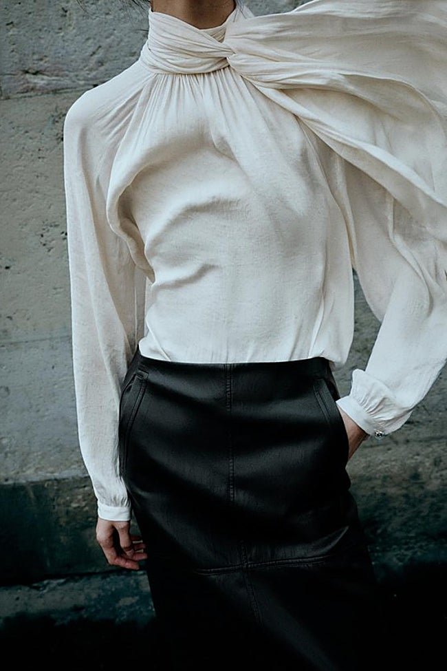 Camisa de cuello alto de Zara (25,99 euros)