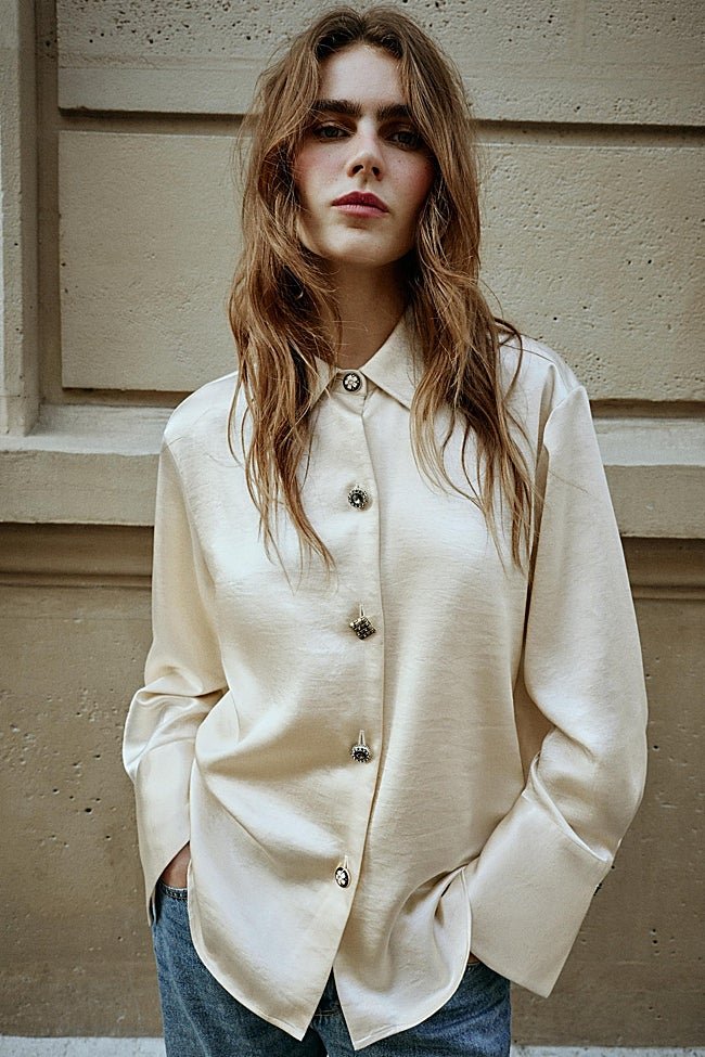 Camisa con botones dorados de Zara (29,99 euros)