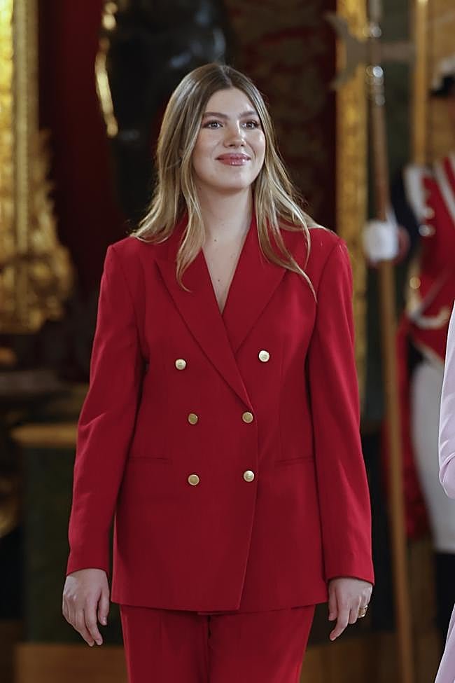 La infanta Sofía con traje rojo durante el Día de la Hispanidad.