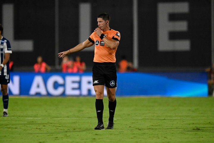 Nicolás Ramírez es el árbitro cuestionado por Garzón (Ariel Carreras). 