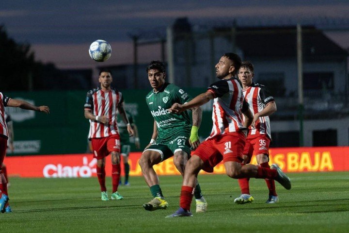Sarmiento empató con Barracas en un partido polémico.