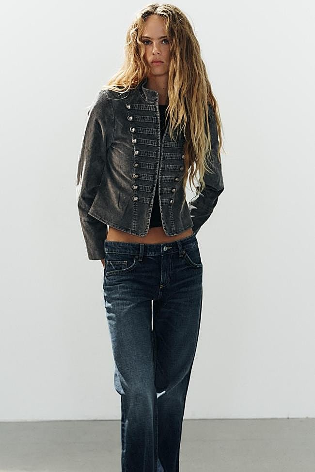 Chaqueta napoleónica de Zara, 49,95 euros.