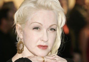 Cyndi Lauper subasta las prendas que hicieron historia en los 80 y algunas son inconfundibles.