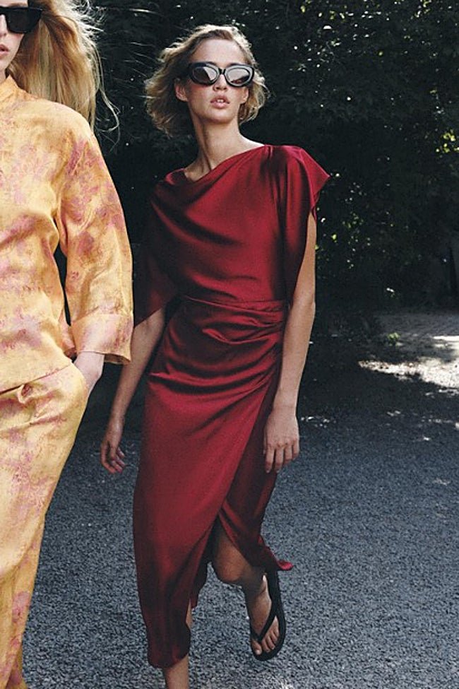 Vestido burdeos de Zara (39,99 euros)