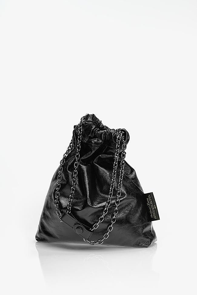 Bolso reversible en color negro de la nueva colección Re{form} de John Galliano y Zara.