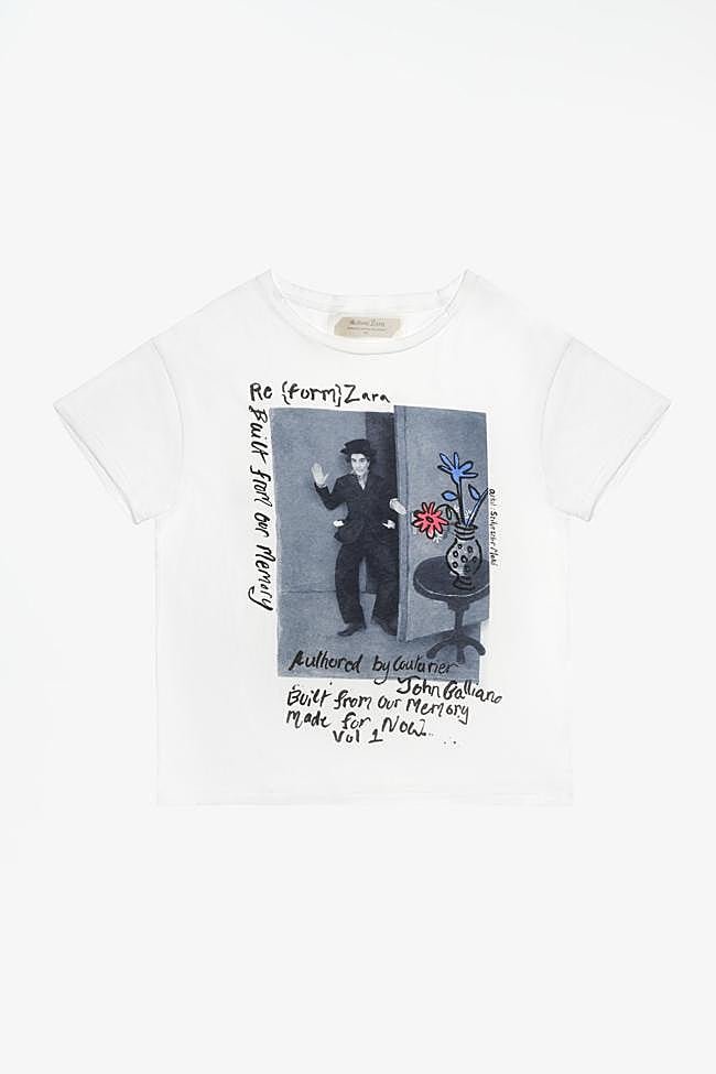 Camiseta con mensaje de la colección Re{form} de John Galliano y Zara.