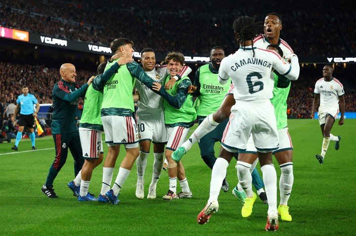 Los abrazos son para Mbappé, autor del 2-1, y para Camavinga, quien lo asistió (Reuters).