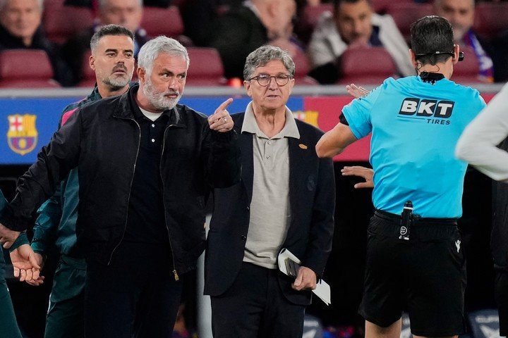 Mourinho y un reclamo al árbitro Juan Martínez Munuera (AP).