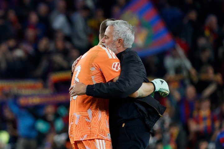 La felicitación de Mourinho a Lunin, reemplazante de Courtois (AP).