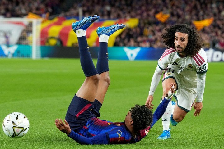 Lamine Yamal cae ante el defensa del Real Madrid, Marc Cucurella /EFE).