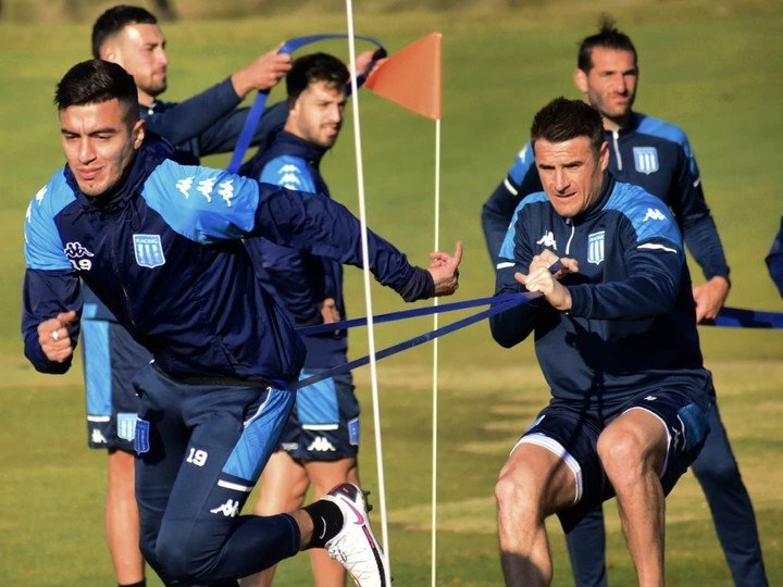 Miranda en Racing, en un entrenamiento junto a Pillud.