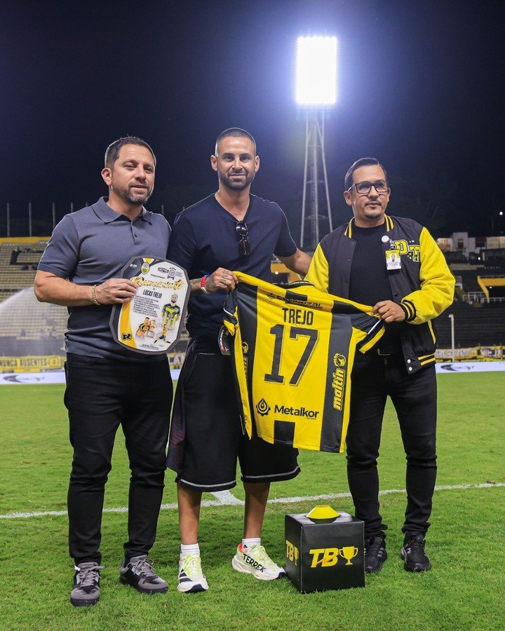Lucas Trejo en el homenaje que le realizaron en Deportivo Táchira.