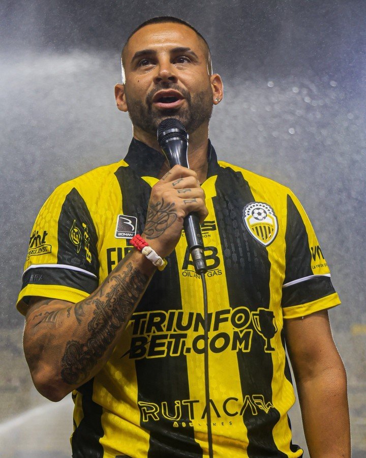Lucas Trejo en el homenaje que le realizaron en Deportivo Táchira.