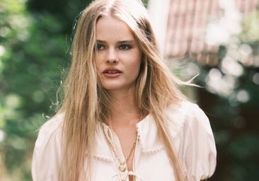 La blusa blanca es la prenda más deseada de la temporada (y puedes estrenarla hoy mismo)