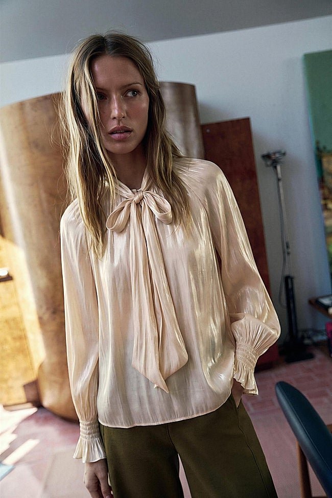 Blusa satinada de Zara (25,95 euros)