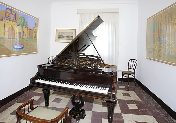 El piano que solía tocar Lorca en sus veranos en la Huerta de San Vicente.