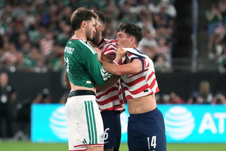 Santiago Giménez cambió la camiseta con Sabastian Berhalter tras la derrota de México ante Estados Unidos en Glendale, Arizona.