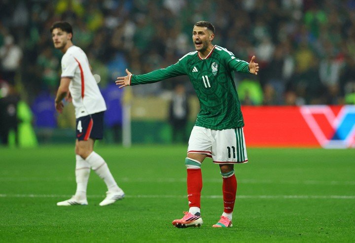 Santiago Giménez ante Inglaterra en el Mundial.
