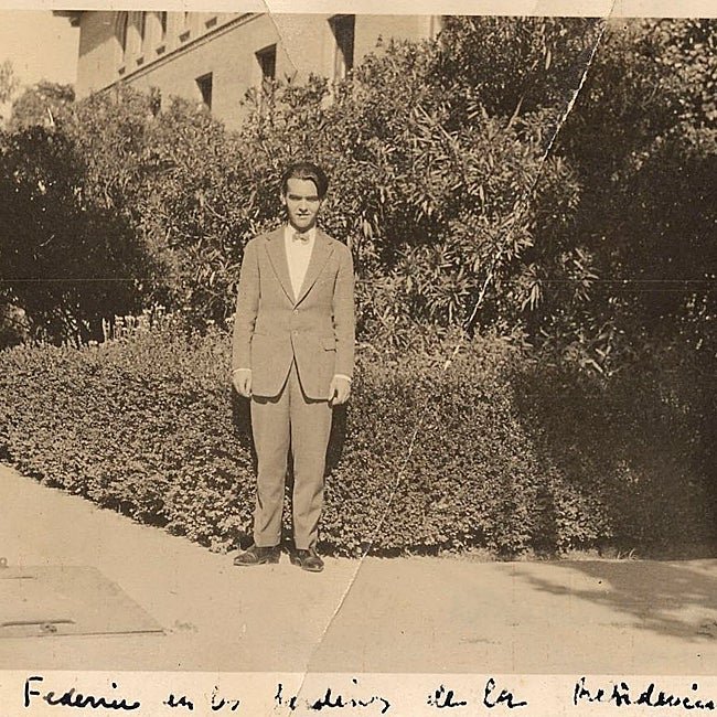 Federico García Lorca en los jardines de la Residencia, en la que estuvo entre 1919 y 1928.
