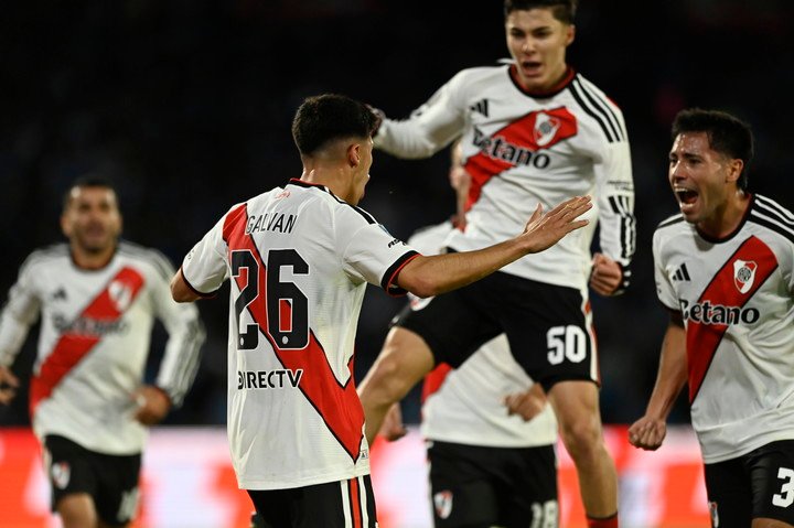 Galván y Andrada festjeando con Ortega (Ariel Carreras).