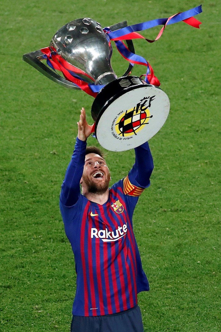 Messi con uno de sus 35 títulos en el Barcelona.