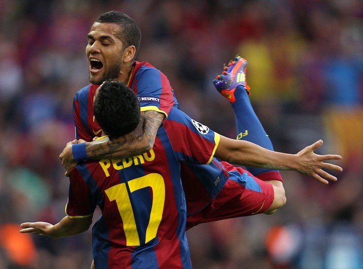 Pedro Rodríguez celebra su gol en la final de Champions 2011 junto a Dani Alves. (AFP)