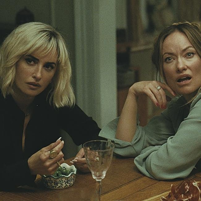 Penélope Cruz y Olivia Wilde en una imagen de La invitación.