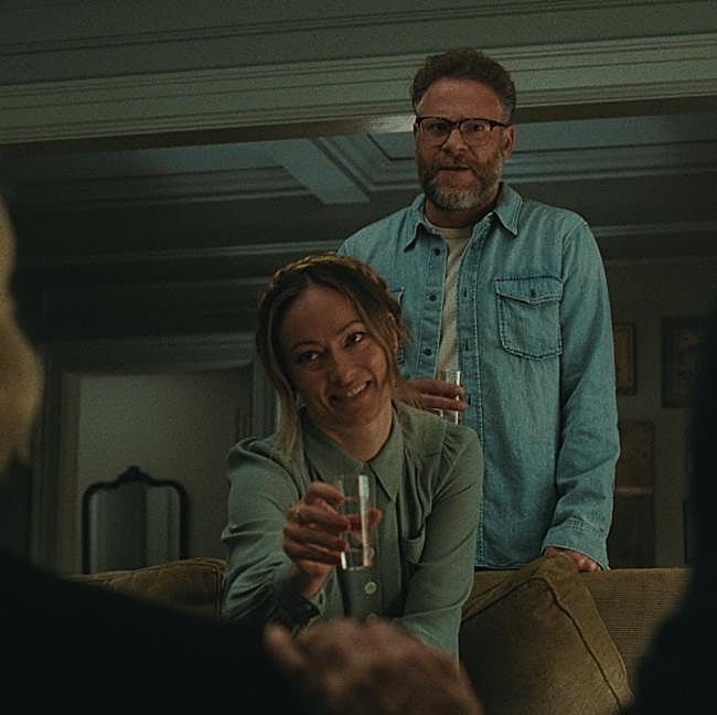 Olivia Wilde y Seth Rogen en una imagen de La invitación.