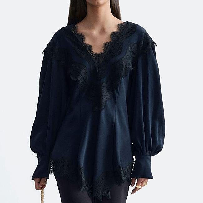 Blusa azul marino de &Other Stories, 99 euros.