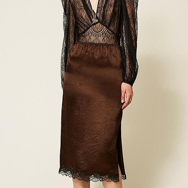 Falda midi de raso froissé y encaje de Twinset, 160 euros.