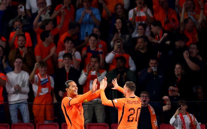 Koopmeiners y Van Dijk festejando el primero (Reuters).