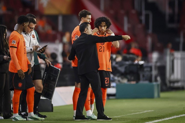 Xavi en pleno triunfo de Países Bajos (EFE).