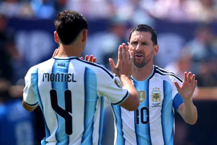 Montiel, con Messi. Reuters/Vincent Carchietta