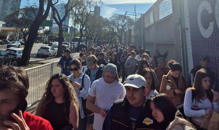 La fila para retirar las entradas... legales.