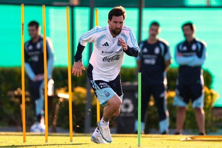Messi se entrena para su despedida (AP).