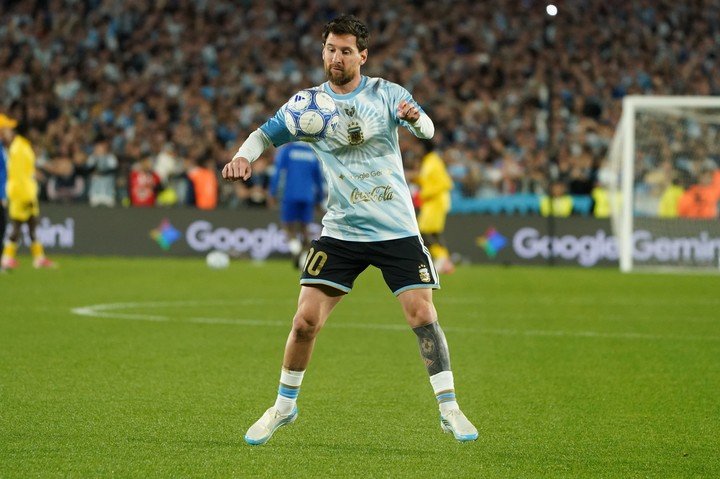 Messi en la previa del partido (Foto: Juano Tesone).
