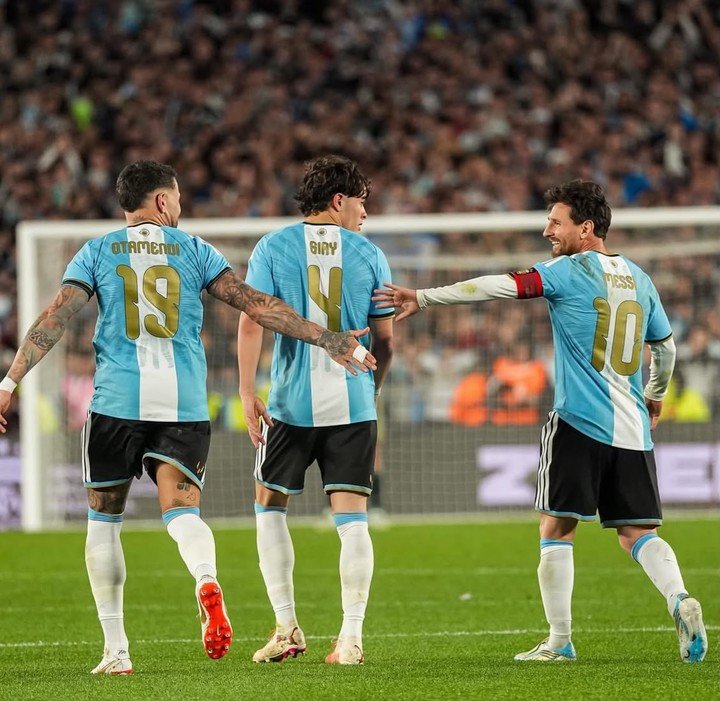 La foto que compartió Giay despidiendo a Messi. (IG).