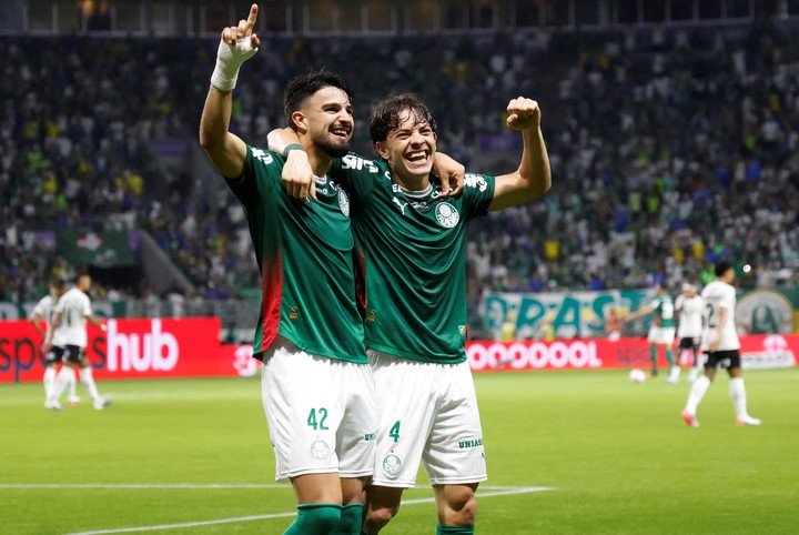El festejo de Giay junto a José López en Palmeiras vs Corinthians (Reuters).