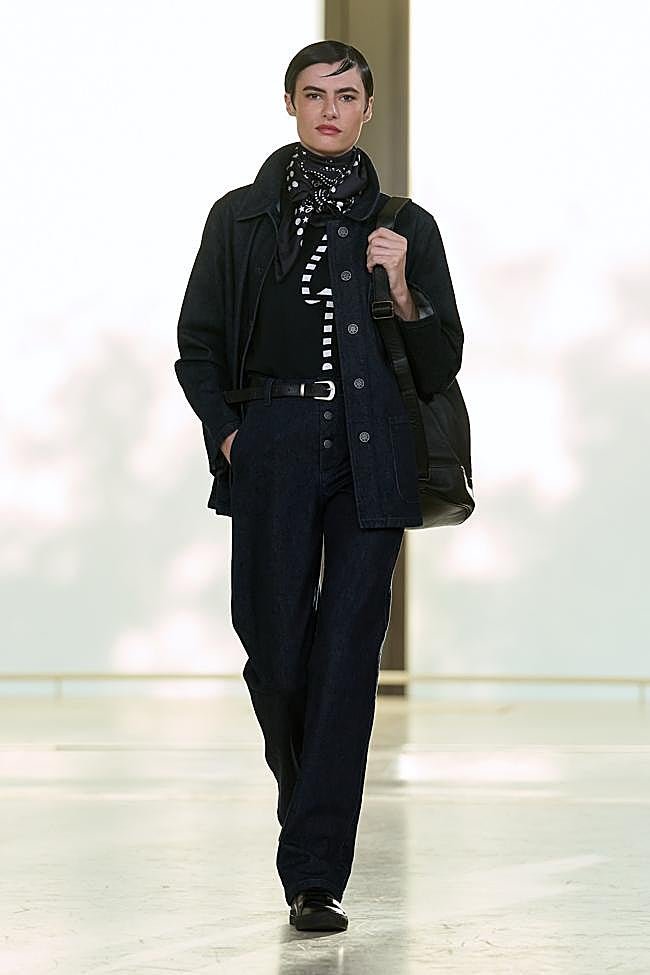 Look de Agnès b. durante la Semana de la Moda de París.