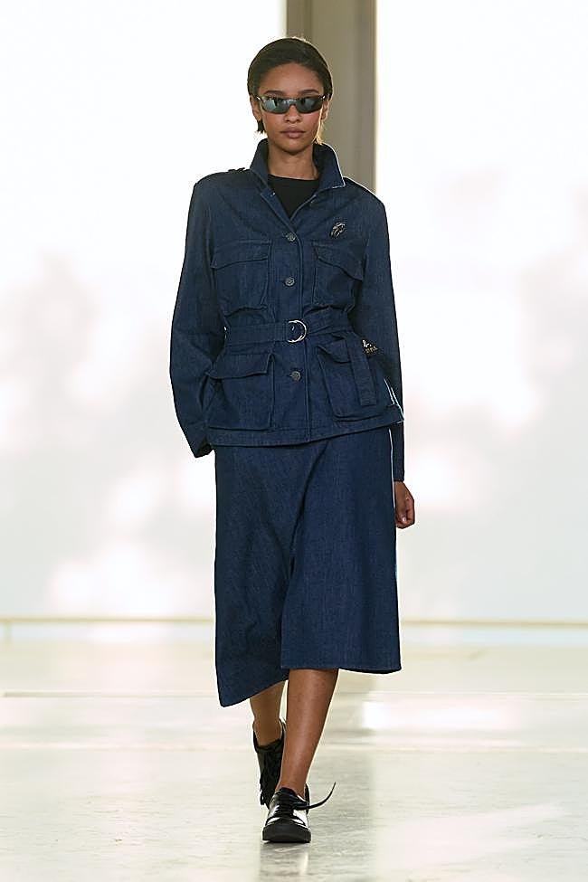 Look de Agnès b. durante la Semana de la Moda de París.