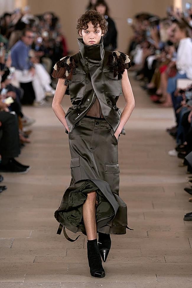 Look de Sacai durante la Semana de la Moda de París.