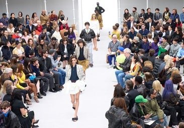 Loewe convierte la estructura de la ropa en protagonista entre volumen y color: lo mejor de la cuarta jornada de la Semana de la Moda de París