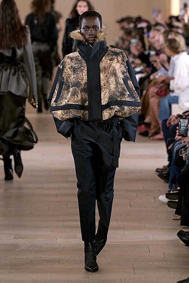 Look de Sacai durante la Semana de la Moda de París.