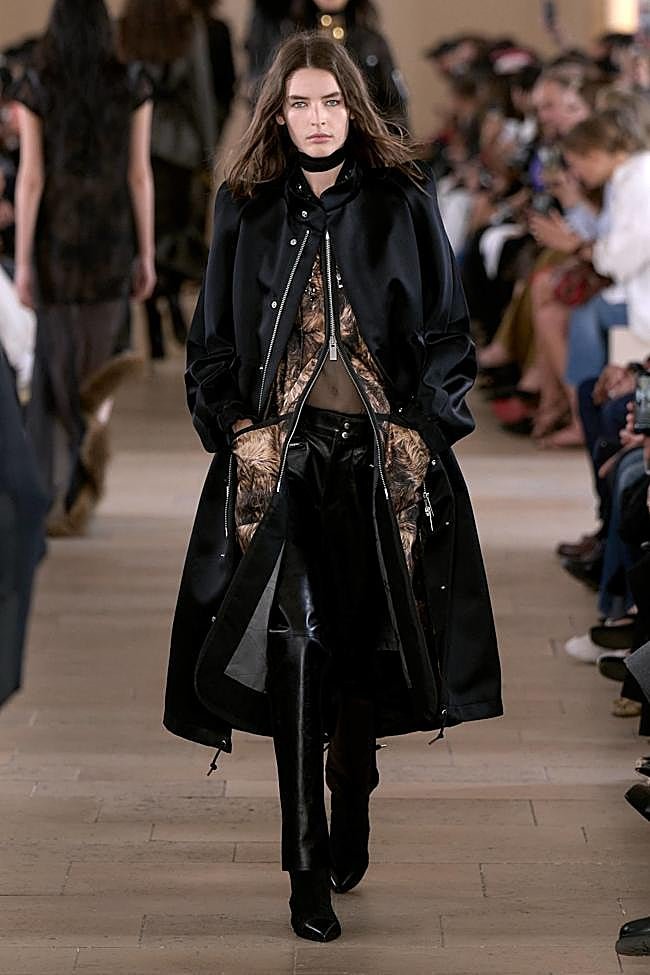 Look de Sacai durante la Semana de la Moda de París.