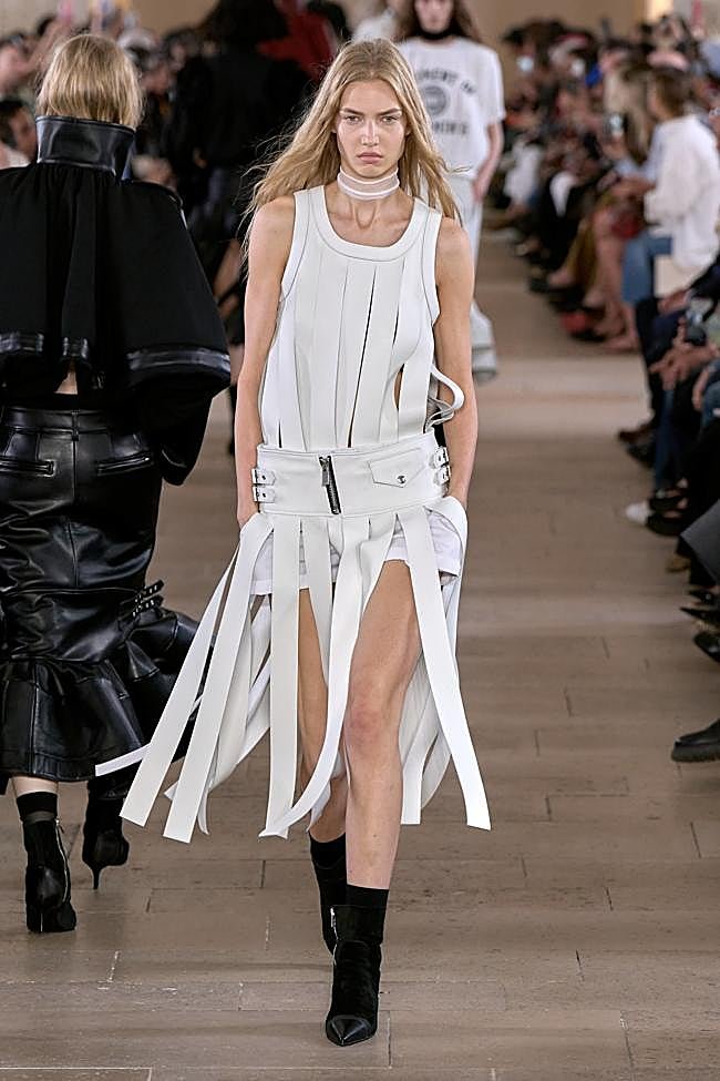 Look de Sacai durante la Semana de la Moda de París.