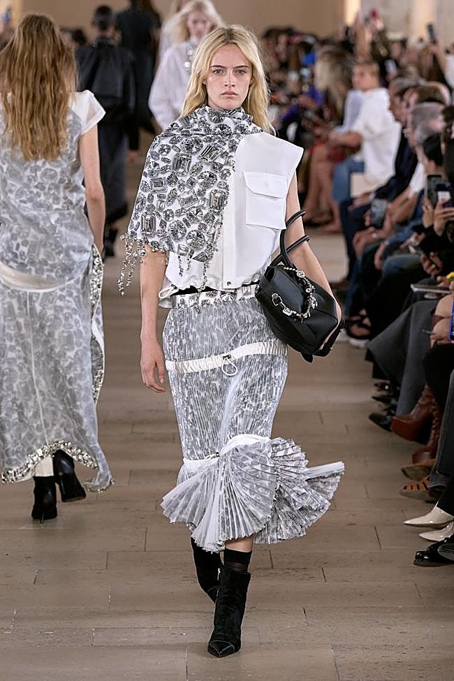 Look de Sacai durante la Semana de la Moda de París.