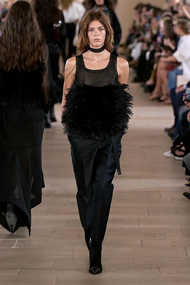 Look de Sacai durante la Semana de la Moda de París.