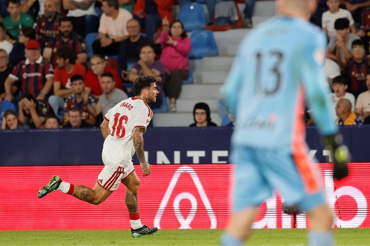 Isaac Romero sale a festejar su gol de cara a los hinchas del levante...(EFE)