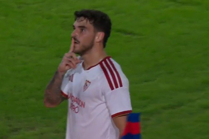 El gesto de Isaac Romero , del Sevilla, a los hinchas de Levante.