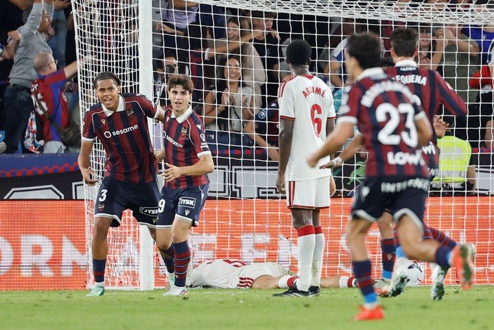 El defensa del Levante Ifeanyi Ndukwe celebra tras marcar el 3-3 (EFE).
